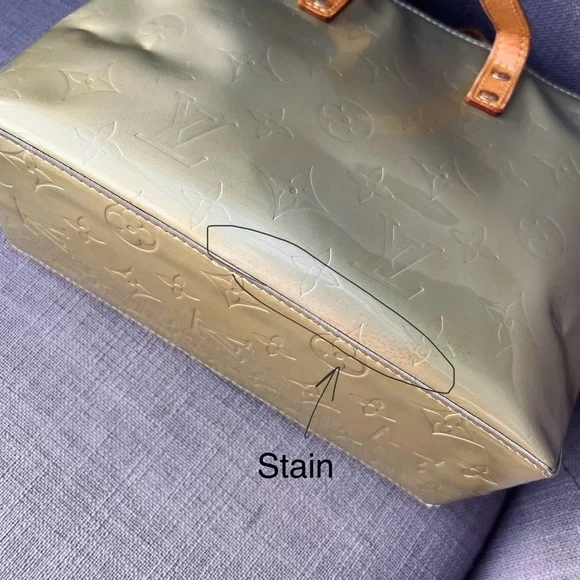 RESERVED LOUIS VUITTON Vernis Reade PM Perle
Monogram Patent Leather Tote - Picture 6 of 9